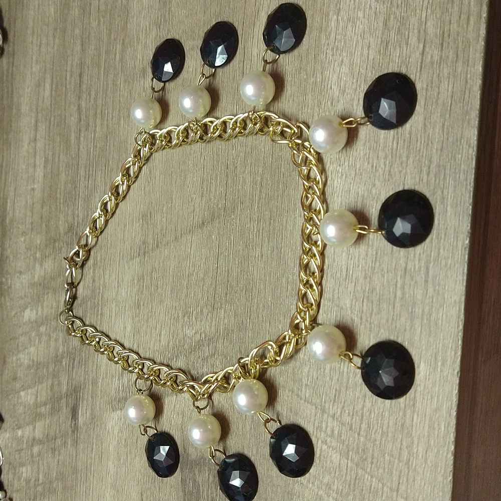 Faux White Pearl and Faux Black Stones on Goldtone 18 in Chain